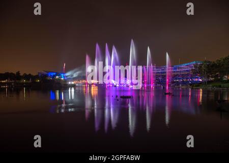 Orlando, Florida. 03. September 2021. Tanzende Wasserjets im elektrischen Ozean bei Seaworld (1) Stockfoto