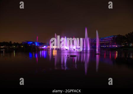 Orlando, Florida. 03. September 2021. Tanzende Wasserjets im elektrischen Ozean bei Seaworld (3) Stockfoto