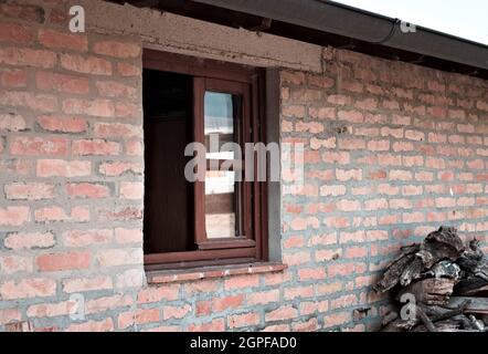 Ein offenes Holzfenster in einem verlassenen Bauernhaus aus Stein (Umbrien, Italien, Europa) Stockfoto