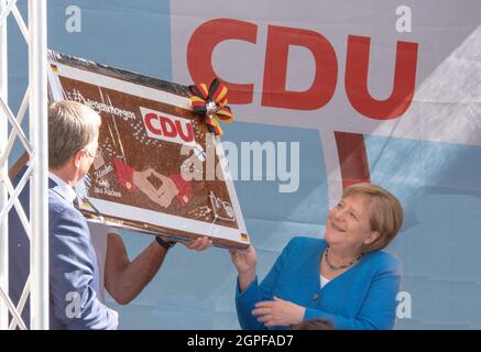 Bundeskanzlerin Angala Merkel, Rudolf Henke und Armin Laschet bei einer Wahlkampfveranstaltung auf der Bühne Stockfoto