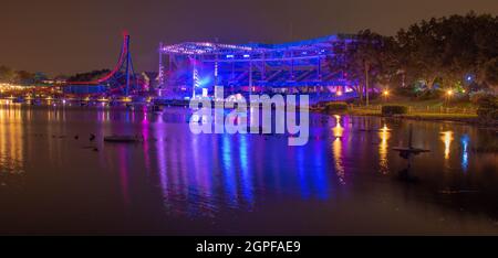 Orlando, Florida. 03. September 2021. Panoramablick auf das Bayside Stadium bei Nacht in Seaworld. Stockfoto