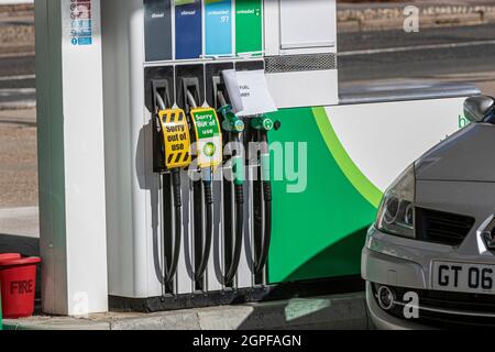 Eine geschlossene Tankstelle wegen fehlender LKW-Fahrer-Tankverknappung. Stockfoto