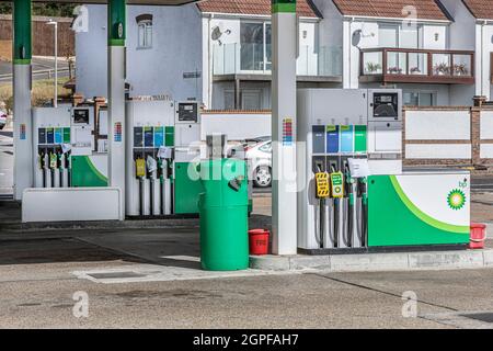 Eine geschlossene Tankstelle wegen fehlender LKW-Fahrer-Tankverknappung. Stockfoto