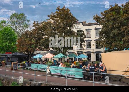 Ostrich Pub Inn Bristol, Blick im Sommer von Menschen entspannen auf der Terrasse am Wasser des Strauß Inn im Zentrum von Bristol, England, Großbritannien Stockfoto