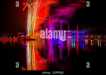 Orlando, Florida. 03. September 2021. Spektakuläre Feuerwerke im elektrischen Ozean bei Seaworld (1) Stockfoto