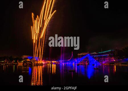 Orlando, Florida. 03. September 2021. Spektakuläre Feuerwerke im elektrischen Ozean bei Seaworld (2) Stockfoto