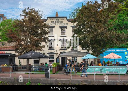 Ostrich Pub Inn Bristol, Blick im Sommer von Menschen entspannen auf der Terrasse am Wasser des Strauß Inn im Zentrum von Bristol, England, Großbritannien Stockfoto