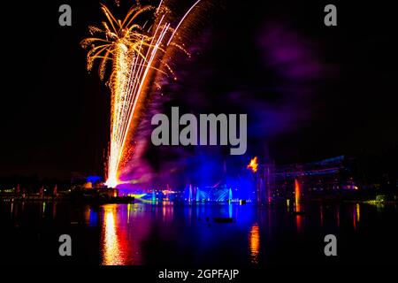 Orlando, Florida. 03. September 2021. Spektakuläre Feuerwerke im elektrischen Ozean bei Seaworld (3) Stockfoto