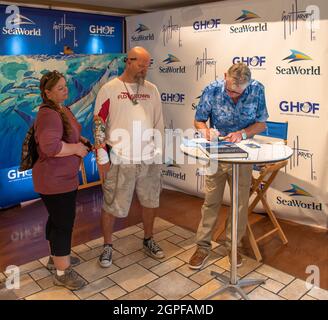 Orlando, Florida. 11. September 2021. Der Künstler und Naturschützer Guy Harvey signiert Autogramme bei Seaworld. Stockfoto