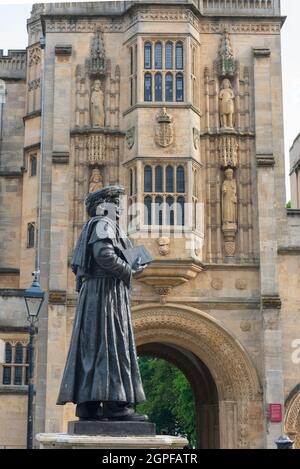 Bristol Central Library, Ansicht des Torhauses der Bristol Central Library mit einer Statue von Raja RAM Mohan Roy im Vordergrund, England, Großbritannien Stockfoto