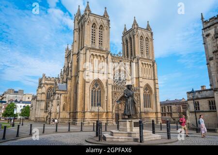 Bristol Cathedral, Blick von der Deanery Road auf den Doppelturm westlich der Kathedrale, Bristol, England, Großbritannien Stockfoto