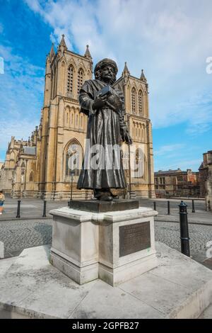 Die Statue von Raja RAM Mohan Roy befindet sich in der Deanery Road in den Dombezirken der Bristol Cathedral, England, Großbritannien Stockfoto