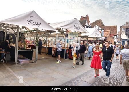 York UK; Menschen, die auf dem Shambles Market, den Shambles, dem Stadtzentrum von York, York England spazieren und einkaufen Stockfoto