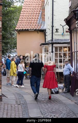 York UK Straßenszene, Menschen, die in den Trümmern herumlaufen, York City Centre, York, Yorkshire UK Stockfoto