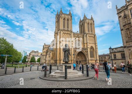 Bristol Cathedral, Blick von der Deanery Road auf die Westfront der Kathedrale, Bristol, England, Großbritannien Stockfoto