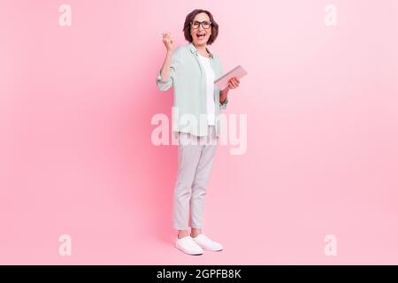 In voller Größe Profil Foto von erstaunt positive Person offenen Mund Blick Kamera isoliert auf rosa Hintergrund Stockfoto