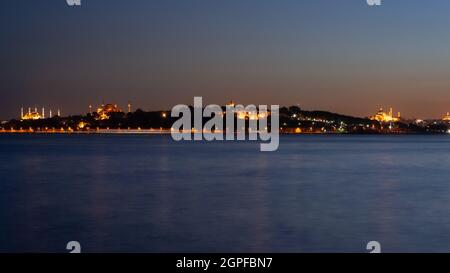 Istanbul, Türkei; 25. Mai 2013: Blick auf die Skyline von der Ostküste des Bosporus. Stockfoto