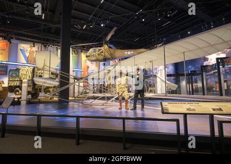 Figuren der Gebrüder Wright vor ihrem Flugzeug. Im National Museum of the United States Army in Fort Belvoir, Virginia. Stockfoto