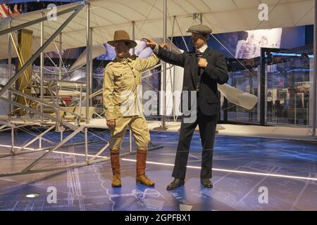 Figuren der Gebrüder Wright vor ihrem Flugzeug. Im National Museum of the United States Army in Fort Belvoir, Virginia. Stockfoto