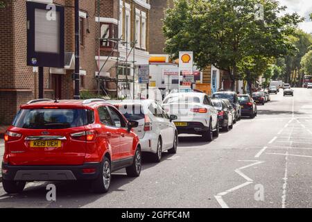 London, Großbritannien. September 2021. Eine lange Schlange an einer Shell-Station in Islington, wenn die Tankstellen wieder geöffnet werden. An vielen Tankstellen ist aufgrund des Mangels an Lkw-Fahrern im Zusammenhang mit dem Brexit und des panischen Kaufs Benzin ausgelaufen. Stockfoto