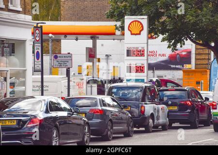 London, Großbritannien. September 2021. Eine lange Schlange an einer Shell-Station in Islington, wenn die Tankstellen wieder geöffnet werden. An vielen Tankstellen ist aufgrund des Mangels an Lkw-Fahrern im Zusammenhang mit dem Brexit und des panischen Kaufs Benzin ausgelaufen. Stockfoto