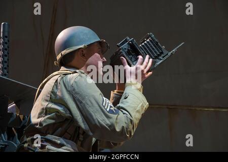 Ein Fotograf auf einem Higgins-Landungsboot, während Soldaten während des D-Day im Zweiten Weltkrieg beladen werden. Im National Museum of the United States Stockfoto