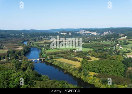 Von der Ortschaft Domme in Dordogne, Frankreich, hat man einen Blick auf das Tal von Vezere Stockfoto