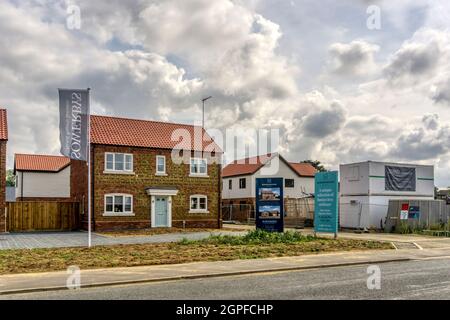 Neue Wohnungen von Windborough Homes zum Verkauf. Erbaut auf einem Grünfeld-Gelände im Norfolk-Dorf Ingoldisthorpe. Stockfoto