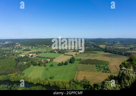 Von der Ortschaft Domme in Dordogne, Frankreich, hat man einen Blick auf das Tal von Vezere Stockfoto