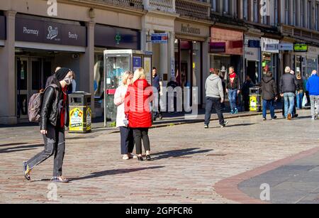 Dundee, Tayside, Schottland, Großbritannien. September 2021. UK Wetter: Ende September warmer Sonnenschein in Nordostschottland mit Temperaturen bis zu 15 Grad Heute hatte sich das Wetter dramatisch verändert, von winterlichen Duschen am Vortag zu strahlend warmem Sonnenschein, was die Anwohner dazu brachte, den Tag mit Spaß beim Geselligen und Einkaufen im Stadtzentrum von Dundee zu verbringen. Kredit: Dundee Photographics/Alamy Live Nachrichten Stockfoto