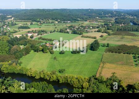 Von der Ortschaft Domme in Dordogne, Frankreich, hat man einen Blick auf das Tal von Vezere Stockfoto