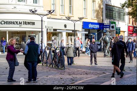 Dundee, Tayside, Schottland, Großbritannien. September 2021. UK Wetter: Ende September warmer Sonnenschein in Nordostschottland mit Temperaturen bis zu 15 Grad Heute hatte sich das Wetter dramatisch verändert, von winterlichen Duschen am Vortag zu strahlend warmem Sonnenschein, was die Anwohner dazu brachte, den Tag mit Spaß beim Geselligen und Einkaufen im Stadtzentrum von Dundee zu verbringen. Kredit: Dundee Photographics/Alamy Live Nachrichten Stockfoto