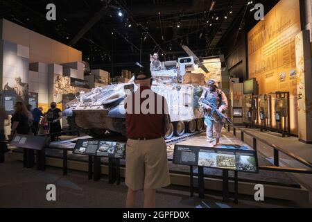 Ein Bradley-Kampffahrzeug, das während des Wüstenschildes „Sturm“ verwendet wurde. Im National Museum of the United States Army in Fort Belvoir, Virginia. Stockfoto