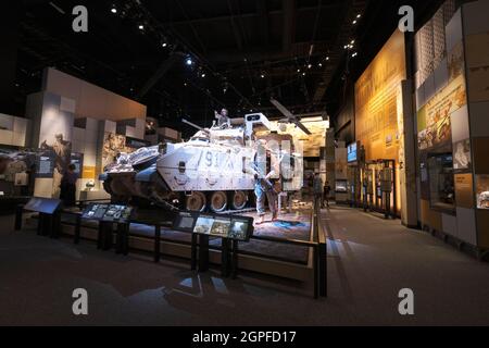 Ein Bradley-Kampffahrzeug, das während des Wüstenschildes „Sturm“ verwendet wurde. Im National Museum of the United States Army in Fort Belvoir, Virginia. Stockfoto