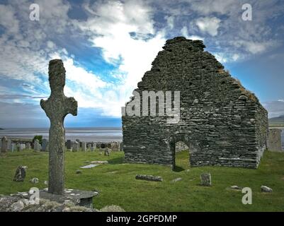 Kilnave Cross auf Islay mit ruinierter Kapelle Stockfoto