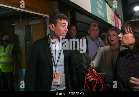 Brighton UK 29. September 2021 - Andy Burnham nach der Rede von Sir Keir Starmer vor der Labour Party Conference heute im Brighton Center : Credit Simon Dack / Alamy Live News Stockfoto