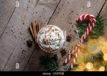 Weihnachtlich gewürztes Heißgetränk mit Zuckerrohr und Weihnachtslichtern Bokeh Stockfoto