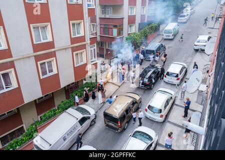 Beyoglu, Istanbul, Türkei - 07.04.2021: Die Türken versammeln sich um das Haus der Braut und des Bräutigams und die Gäste feiern mit Fackel und Musik Stockfoto