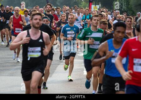 Läufer in der Hackney Half 2021, einem Halbmarathon durch die Straßen von Hackney, London Stockfoto