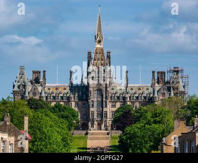 Schottisches Gebäude im baronialen Stil Fettes College, unabhängiges Schulgebäude von David Bryce an sonnigen Tagen, Edinburgh, Schottland, Großbritannien Stockfoto