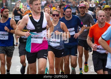 Läufer in der Hackney Half 2021, einem Halbmarathon durch die Straßen von Hackney, London Stockfoto