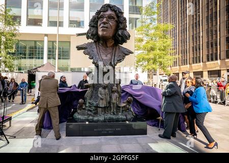 Die Familie von Betty Campbell enthüllt ihre Bronzeskulptur während der Enthüllung der Statue von Betty Campbell, der ersten schwarzen Lehrerin von Wales, am Central Square in Cardiff. Bilddatum: Mittwoch, 29. September 2021. Stockfoto