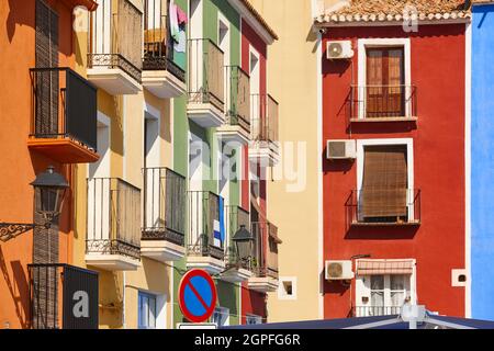 Malerische, farbenfrohe Fassaden an der mittelmeerküste. Villajoyosa Dorf, Alicante. Spanien Stockfoto