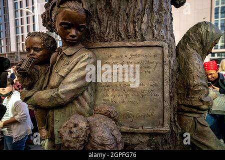 Detail am Fuß der Bronzeskulptur von Betty Campbell bei der Enthüllung der Statue auf dem Central Square, Cardiff, von Betty Campbell, der ersten schwarzen Lehrerin von Wales. Bilddatum: Mittwoch, 29. September 2021. Stockfoto