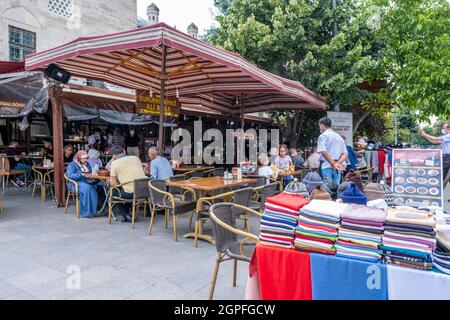 Fatih, Istanbul, Türkei - 07.05.2021: Eines der berühmten haricot getrockneten Bohnen Food Restaurants in der Nähe der Suleymaniye Moschee und einige türkische Leute sitzen aro Stockfoto