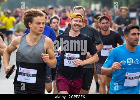 Läufer in der Hackney Half 2021, einem Halbmarathon durch die Straßen von Hackney, London Stockfoto