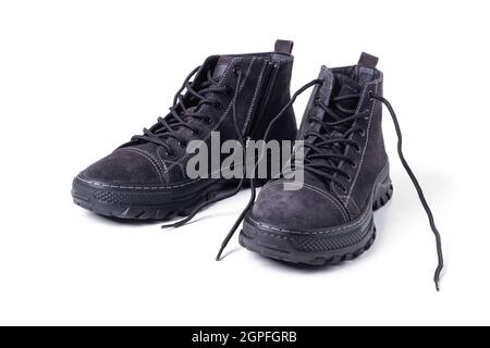 Herren schwarze Herbst Wildlederstiefel isoliert auf weiß Stockfoto