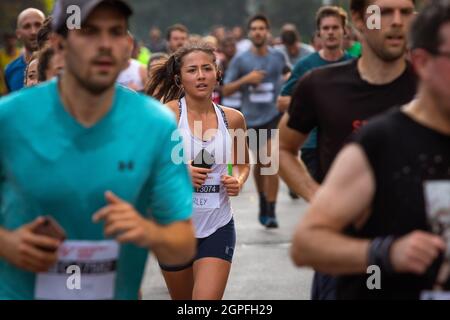 Läufer in der Hackney Half 2021, einem Halbmarathon durch die Straßen von Hackney, London Stockfoto