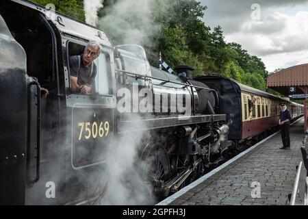 Eine Dampfmaschine bereitet sich darauf vor, die Bewdley Station auf der Severn Valley Railway in Worcestershire zu verlassen. Stockfoto