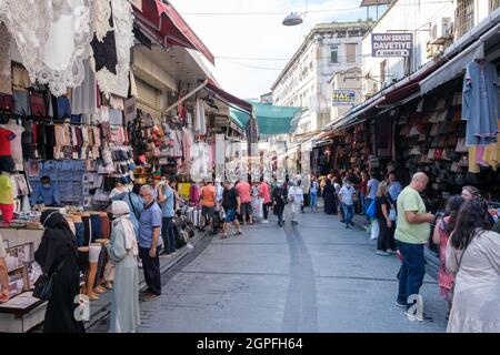 Eminonu, Istanbul, Türkei - 07.05.2021: Massen von türkischen Menschen mit Maske und mehrere Touristen einkaufen und haben Geschäfte in einem der kältesten offen Stockfoto